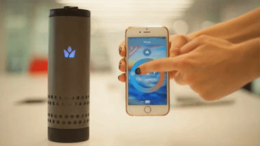 لیوانی هوشمند با قابلیت شارژ گوشی همراه و تبلت